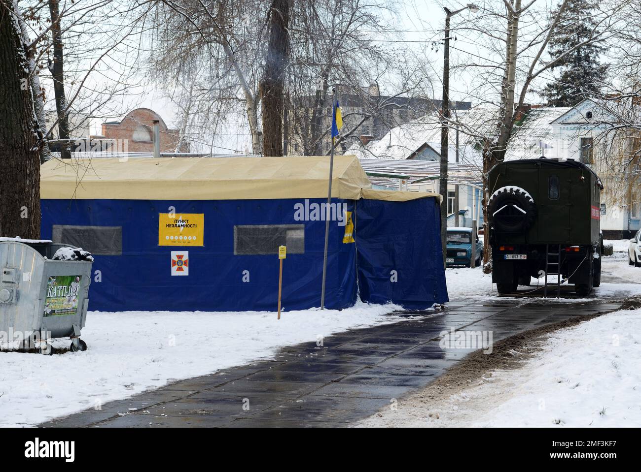 BILA TSERKVA, UKRAINE - DEZEMBER 13: Unzerstörbarkeitspunkt mit Starlink Internet, Strom, Wärme und Wasser, die von der Regierung bereitgestellt werden Stockfoto