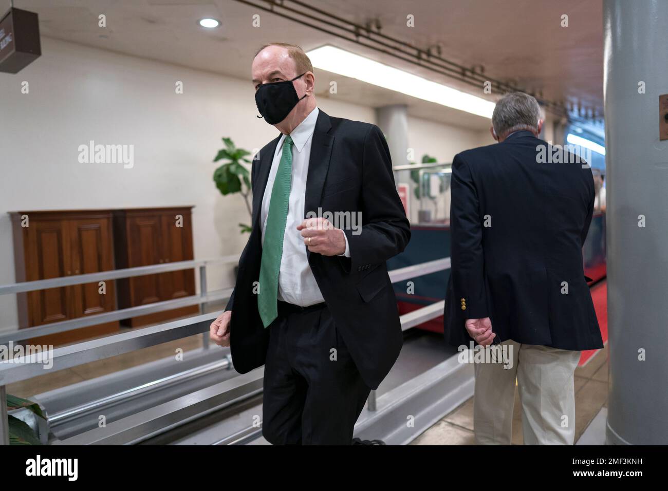 Sen. Richard Shelby, R-Ala., passes Sen. Richard Burr, R-N.C., right, as senators arrive for votes on President Joe Biden's cabinet nominees, at the Capitol in Washington, Thursday, Feb. 25, 2021. (AP Photo/J. Scott Applewhite) Stockfoto