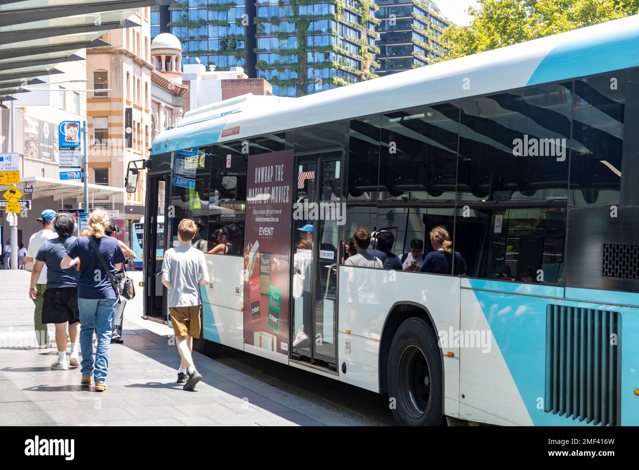 Sydney Bus an der Railway Square Bushaltestelle in Sydney Passagiere warten auf den Bus, Sydney, Australien Stockfoto