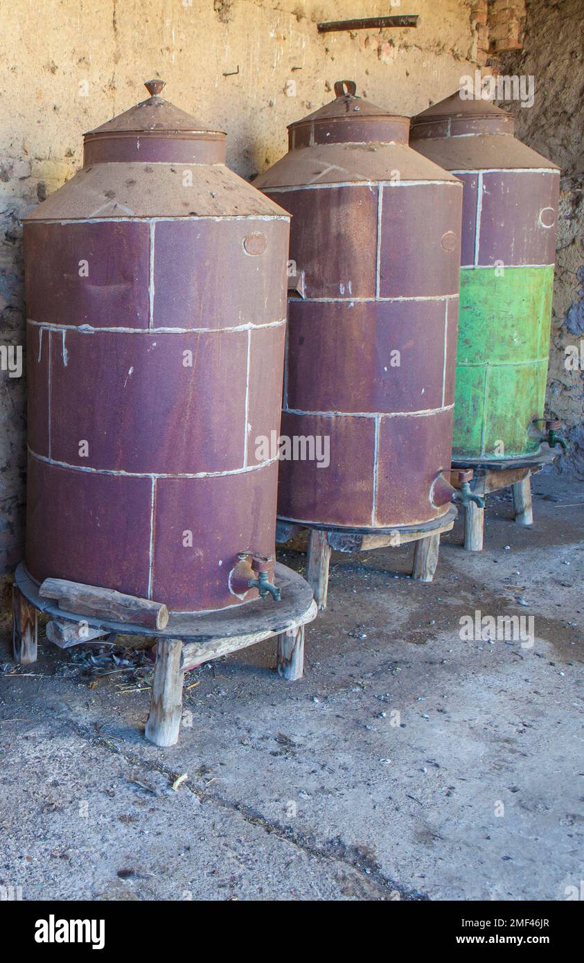 Rostige gebrauchte Olivenölfässer. Alte Farm Stockfoto