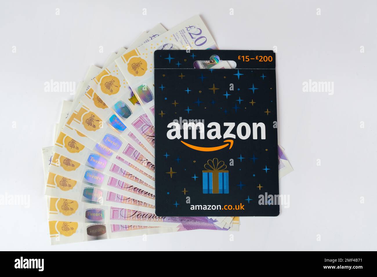 Amazon-Geschenkgutschein – Nahaufnahme und Bargeld. Stafford, Großbritannien, 24. Januar 2023 Stockfoto
