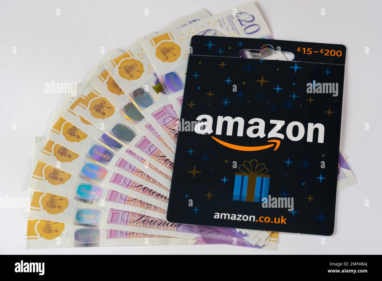 Amazon-Geschenkgutschein – Nahaufnahme und Bargeld. Stafford, Großbritannien, 24. Januar 2023 Stockfoto