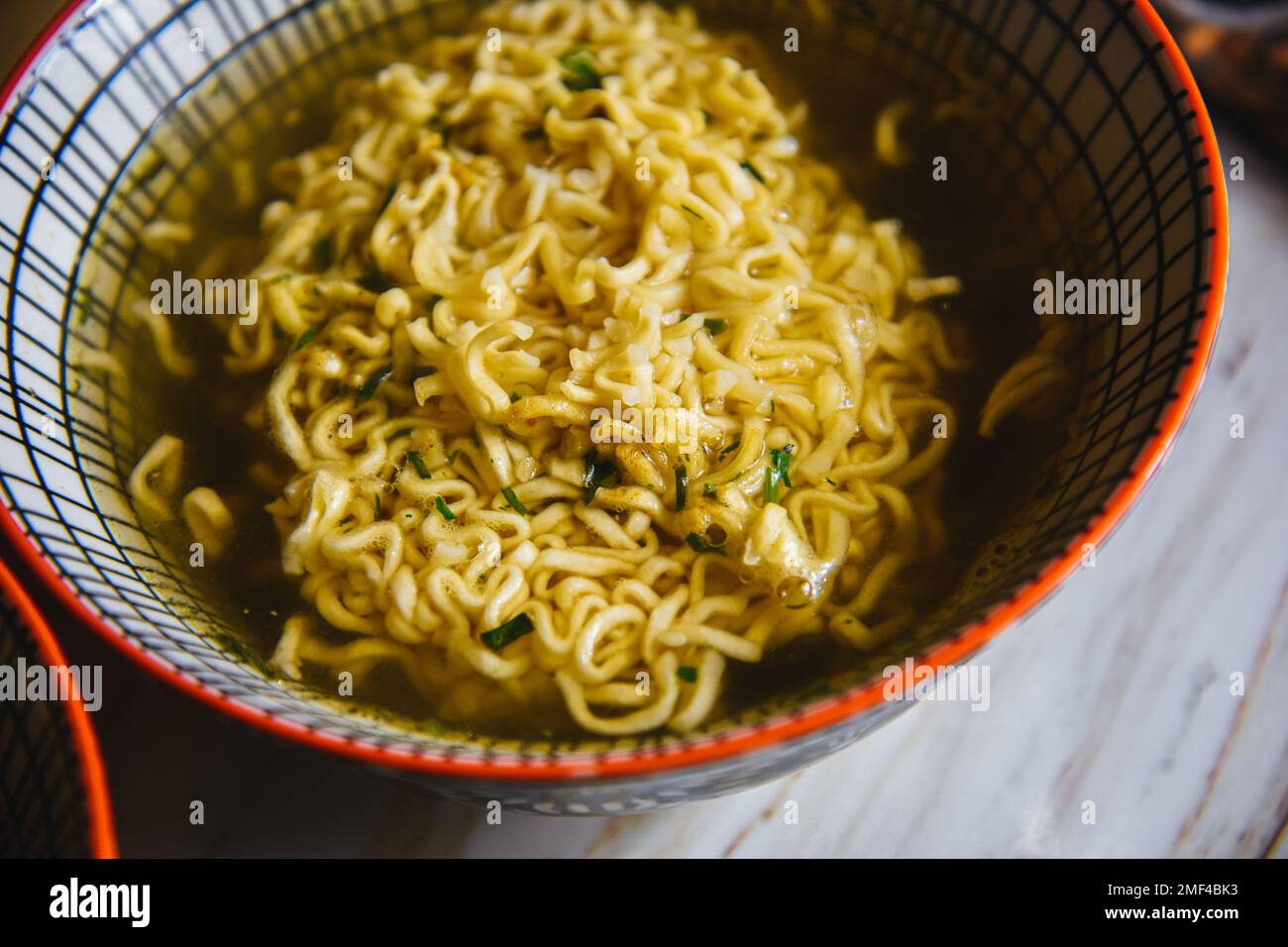 Instant Pasta, japanische und chinesische Nudeln. Ramen-Suppe auf einem Teller mit Stäbchen, Fast Food. Schnelle Pasta Stockfoto