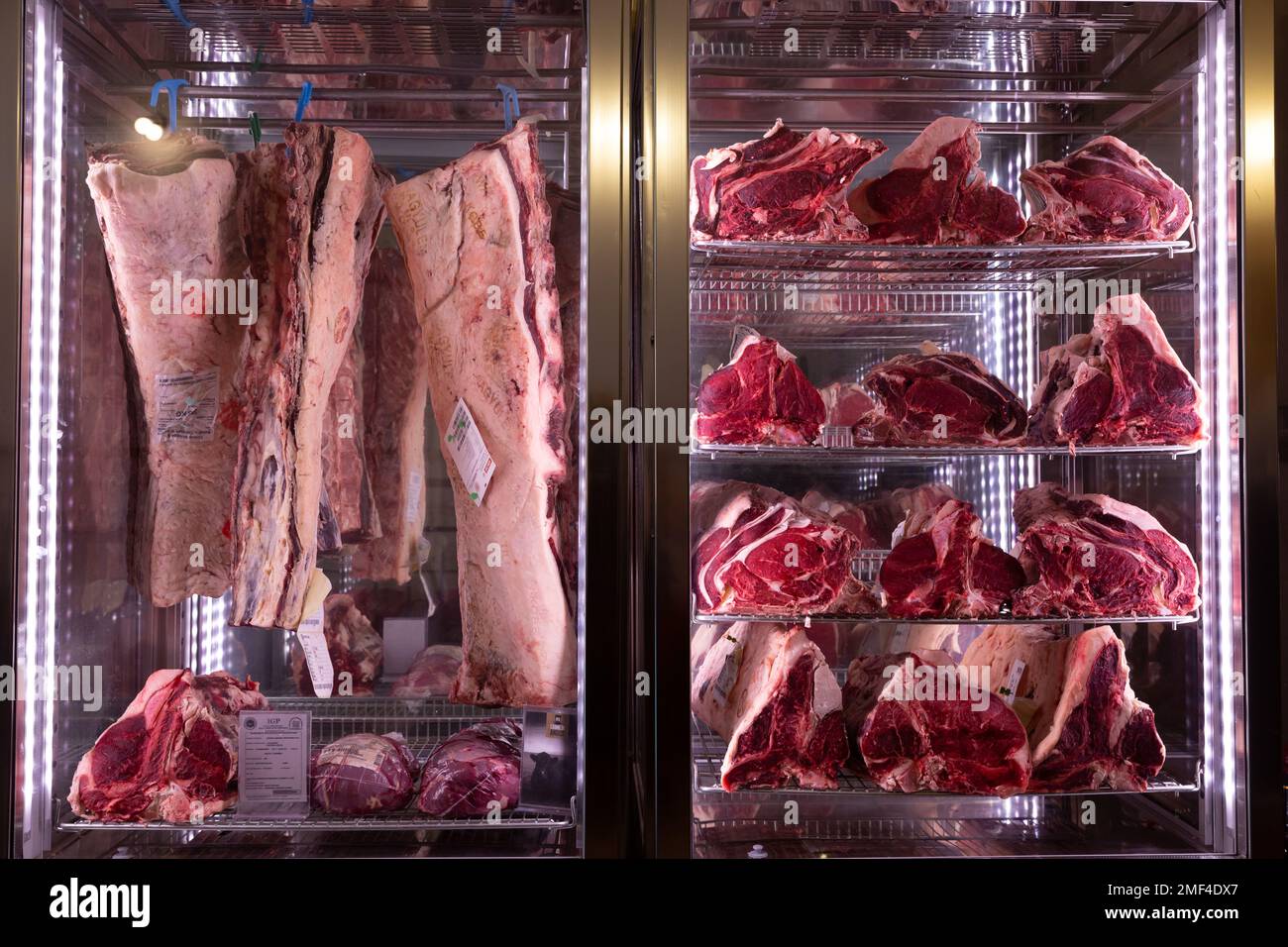 Rindfleischstücke im Kühlschrank der Trattoria dall'Oste Chianineria in Florenz, Italien. Stockfoto