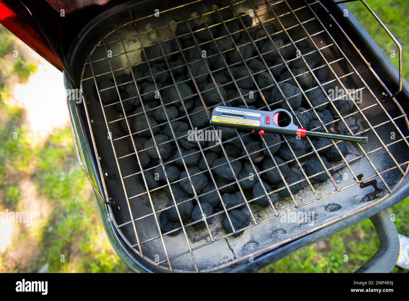 Grill und Feuerzeug im Freien Stockfoto