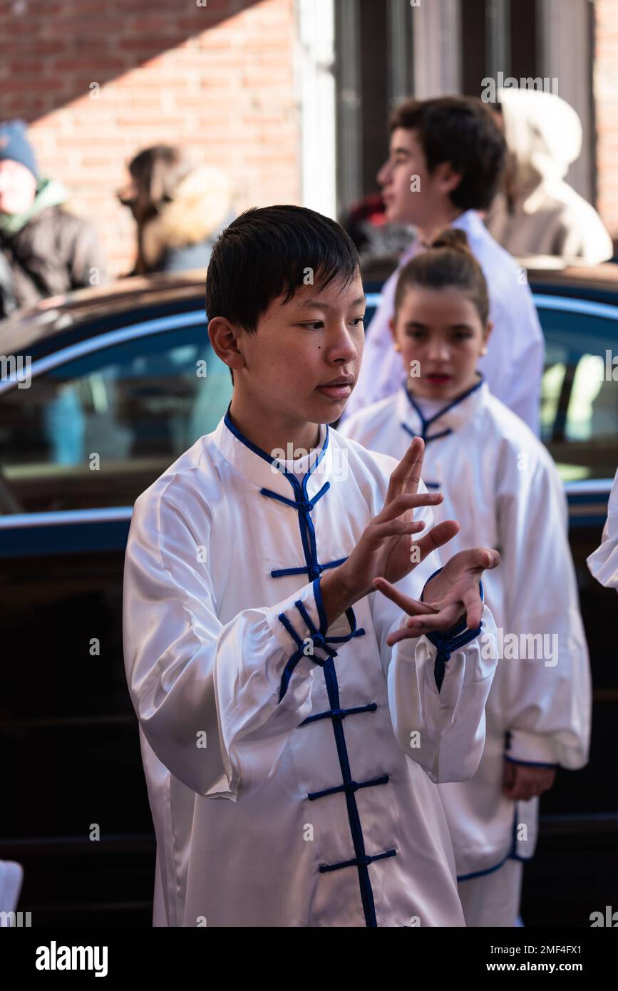 Madrid, Spanien; 22. Januar 2023: Chinesische Neujahrsparade im Stadtteil Usera, Madrid. Spanien. Nahaufnahme eines jungen Asiaten im traditionellen Kleid pra Stockfoto