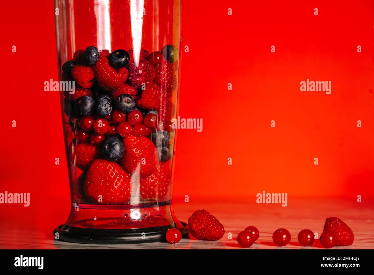 Obst im Mixer, Mixer. Fruchtcocktail und gesunde Speisen und Getränke. Erdbeere, Himbeere, Heidelbeere. Diät und Vitamine für die Gesundheit, Diät Smoothie n Stockfoto