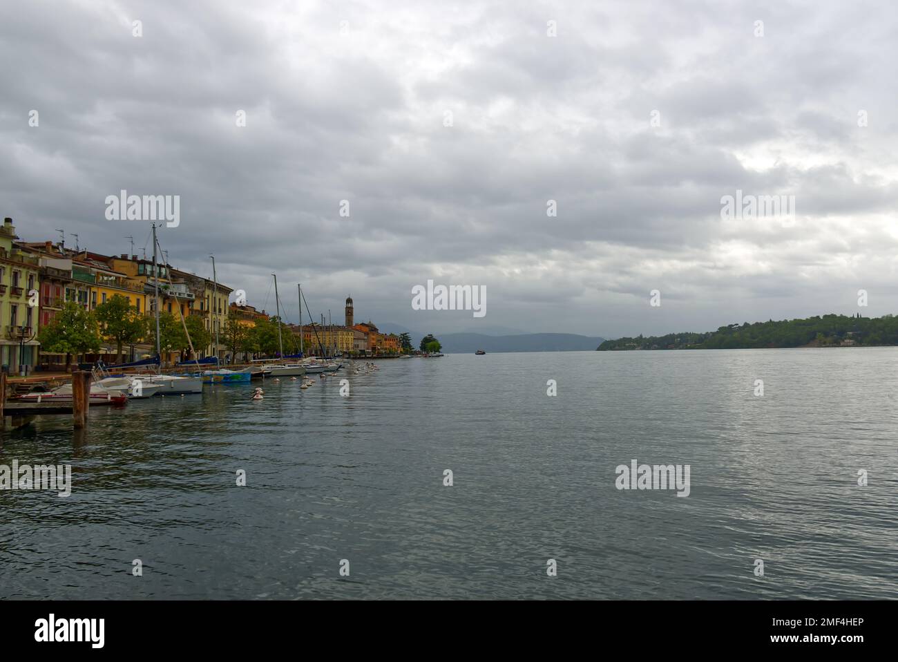 Salo City, Italien - 25. april 2022: Panoramablick auf die Promenade am Gardasee Stockfoto