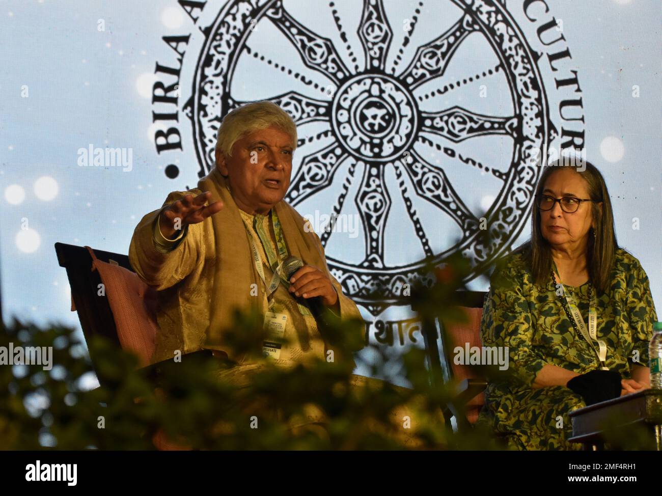 Kalkutta, Westbengalen, Indien. 24. Januar 2023. Am dritten Tag des Tata Steel Kolkata Literaturtreffens wurde der indische Dichter, Texter und Drehbuchautor Javed Akhtar während der Sitzung mit dem Titel „Talking Life“ (Kreditbild: © Sayantan Chakraborty/Pacific Press via ZUMA Press Wire) NUR REDAKTIONELLE VERWENDUNG! Nicht für den kommerziellen GEBRAUCH! Stockfoto