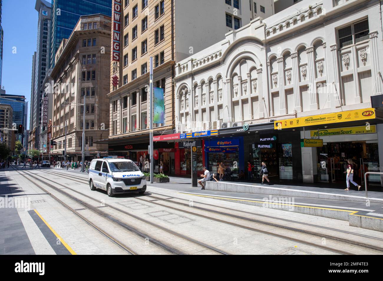 NSW Polizeiwagen, der auf den Straßenbahnschienen auf der George Street im Stadtzentrum von Sydney, Australien, fährt Stockfoto