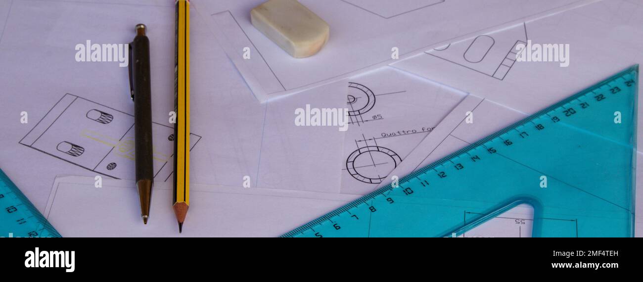 Abbildung eines Technikertisches mit Plänen, die mit cad mit Lineal, Quadraten und Bleistiften im Hintergrund gezeichnet wurden. Horizontales Banner Stockfoto