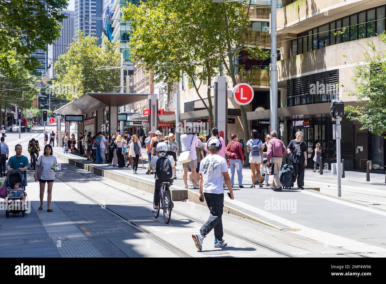 Sydney Light Rail Station hält in Chinatown an der George Street, Passagiere warten auf den nächsten Light Rail Zug, Sydney, NSW, Australien Stockfoto