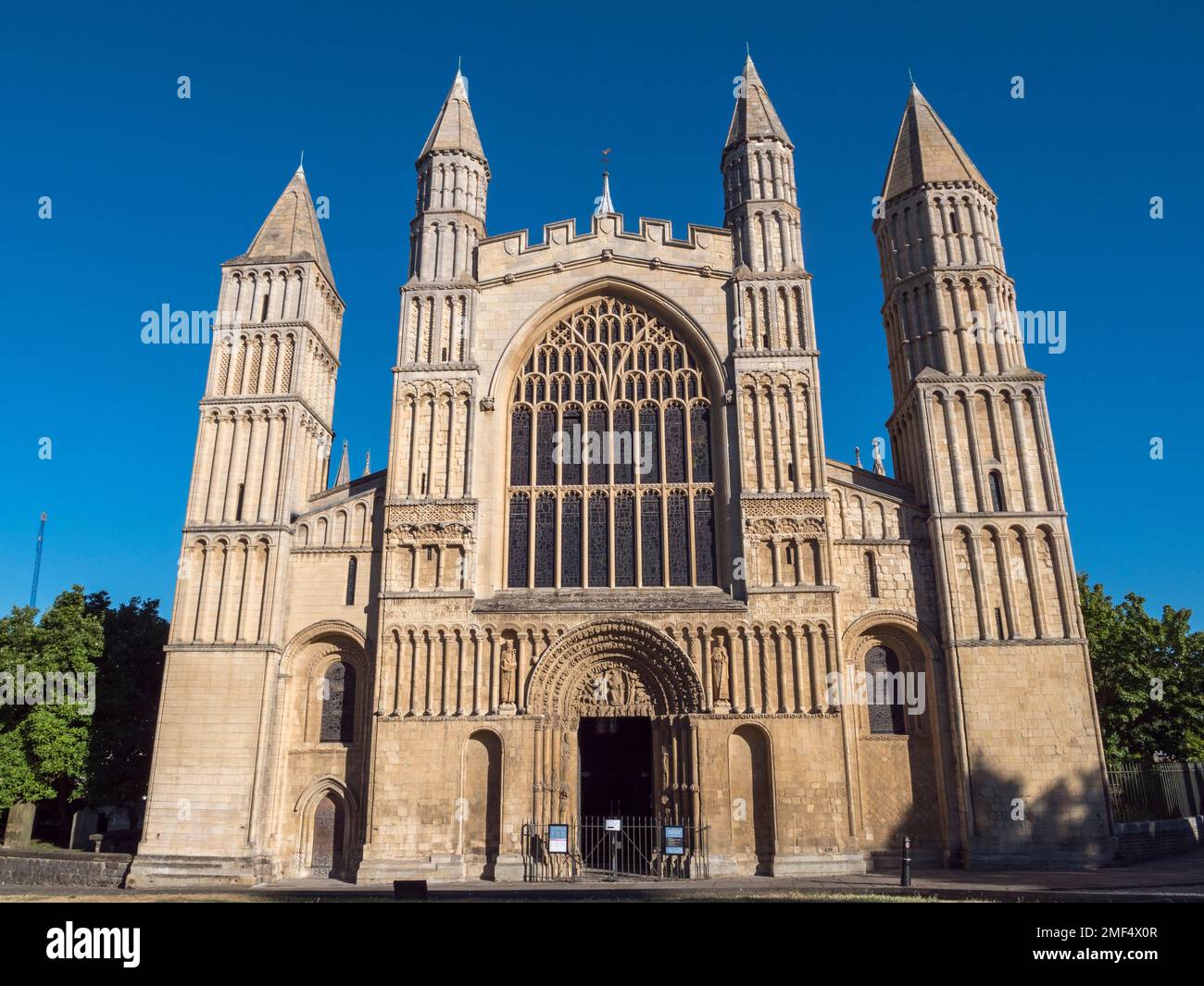 Vordere Höhe der Rochester Cathedral, Rochester, Kent, Großbritannien. Stockfoto