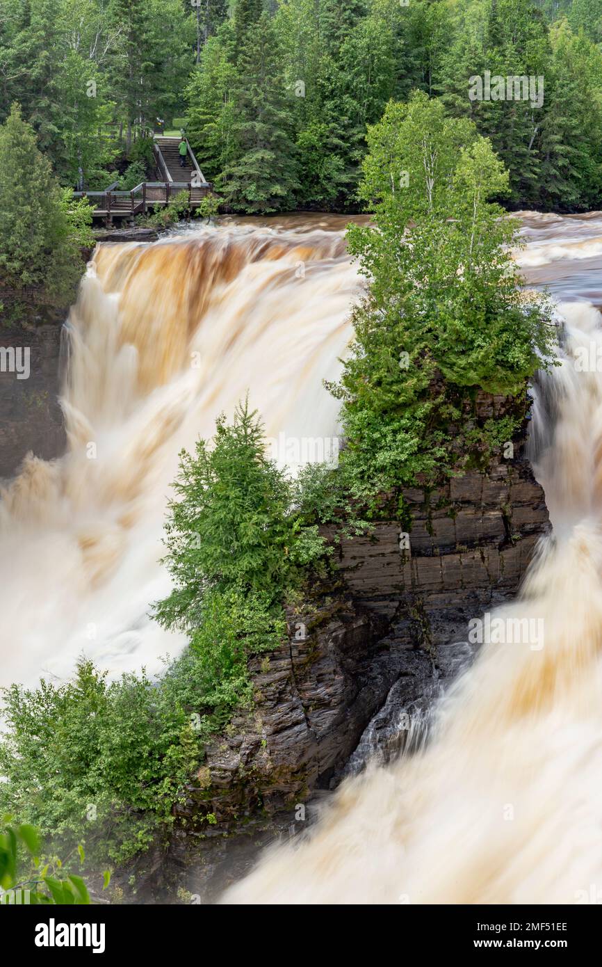Die Kakabeka Falls, die „Niagara des Nordens“, liegen westlich der Stadt Thunder Bay, Ontario, Kanada. Stockfoto