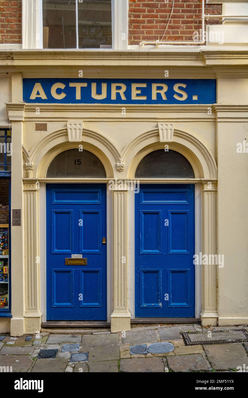Blaue Türen im alten Gebäude neben dem hohen St. Gravesend Kent. Stockfoto