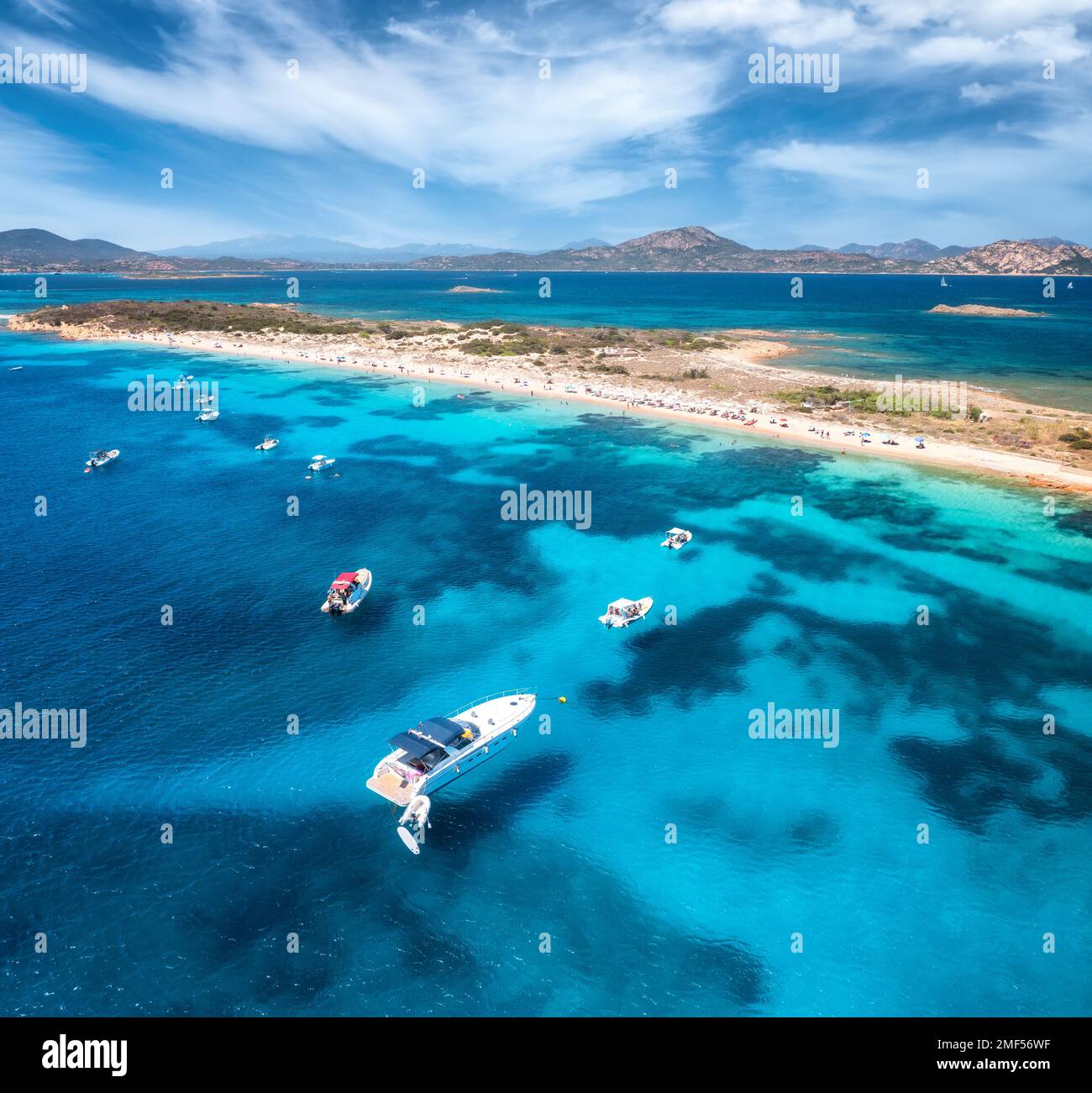 Luftaufnahme von Luxusyachten auf blauem Meer und Sandstrand Stockfoto
