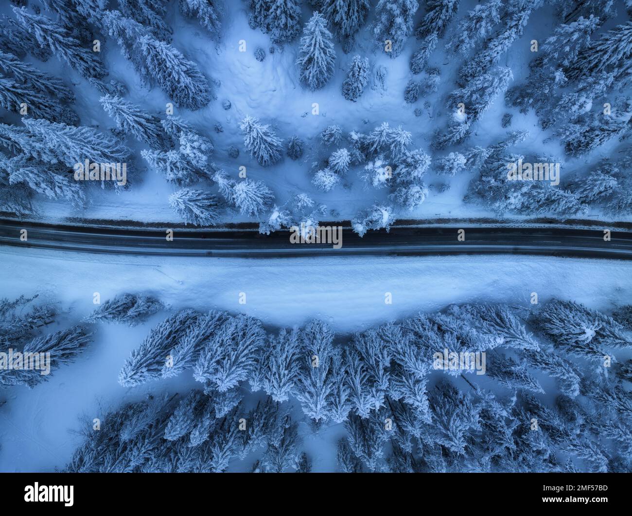 Blick aus der Vogelperspektive auf die Bergstraße im Feenwald bei Schnee im Winter Stockfoto