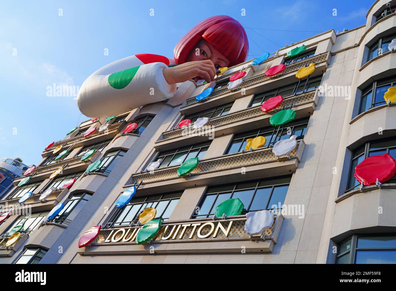 PARIS, FRANKREICH -22. JANUAR 2023 - Blick auf den Louis Vuitton Flagship Store auf den Champs-Elysées in Paris, Frankreich, bedeckt mit Polka-Punkten und einem riesigen Ballo Stockfoto