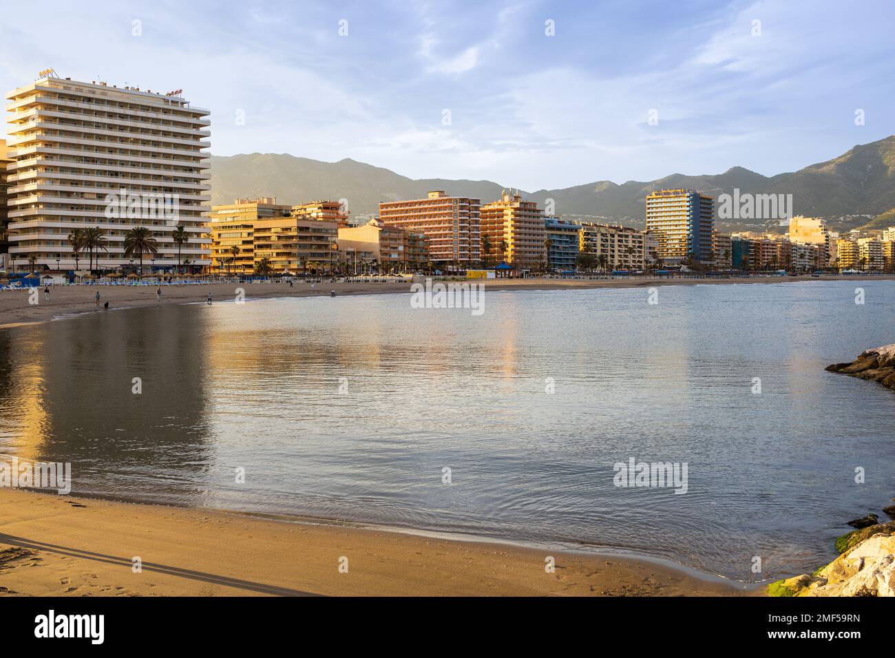 Playa de los Boliches, ruhiges Mittelmeer und Fuengirola Stadtküste mit Hotels. Fuengirola, Costa del Sol, Provinz Málaga, Andalusien, Spanien. Stockfoto