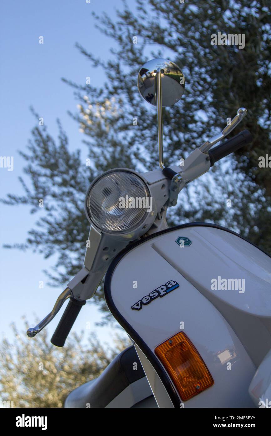 Vorderaufnahme einer Piaggio Vespa, Toskana Italien auf 20-01-2023 Stockfoto