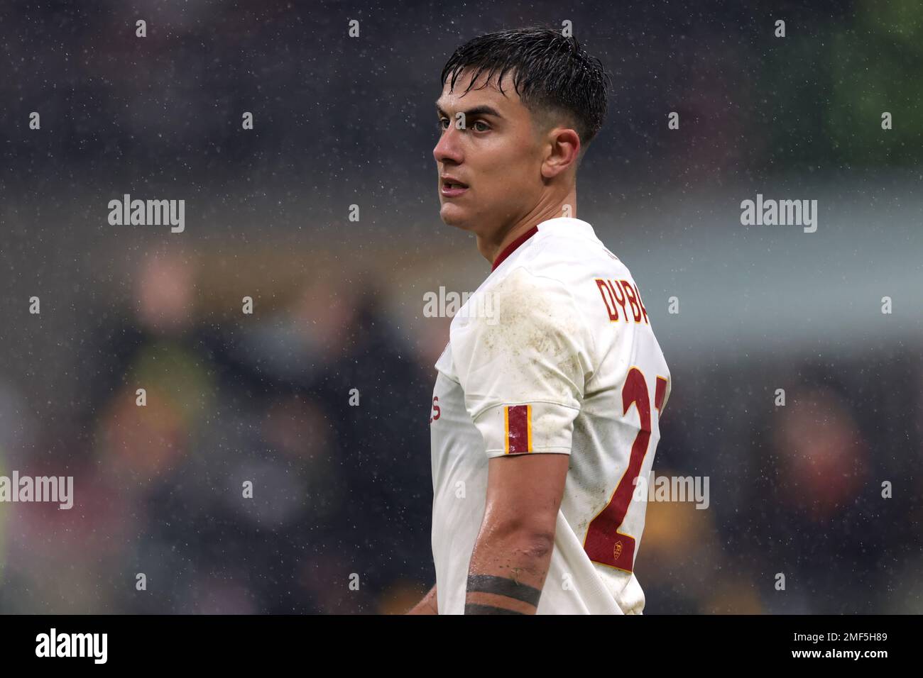 Mailand, Italien, 8. Januar 2023. Paulo Dybala von AS Roma schaut beim Spiel der Serie A in Giuseppe Meazza, Mailand, zu. Der Bildausdruck sollte lauten: Jonathan Moscrop/Sportimage Stockfoto