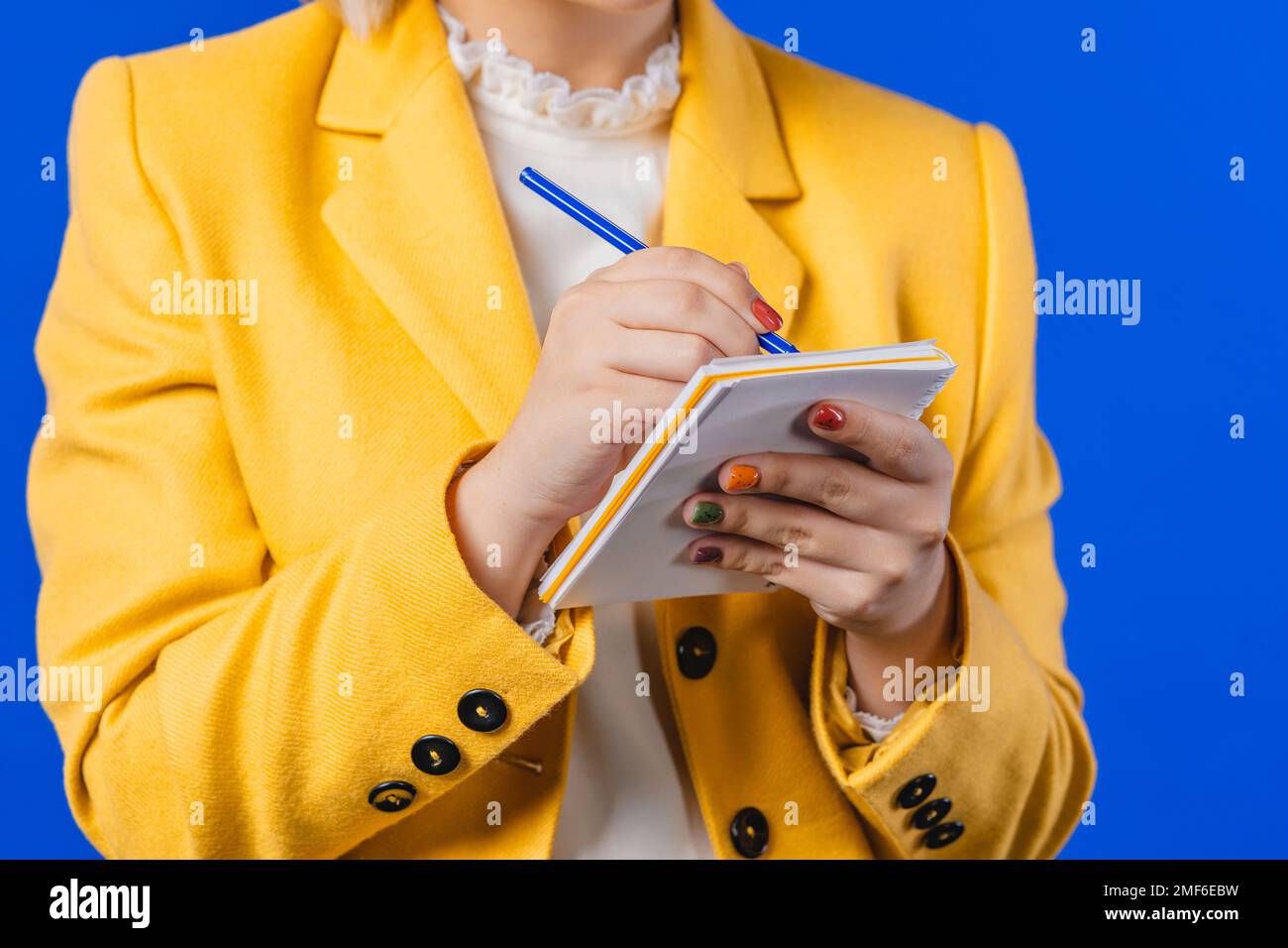 Die Hände einer Frau, die Notizen im Planer schreibt. Zukünftige Pläne, Aufgabenliste im Notizbuch Stockfoto