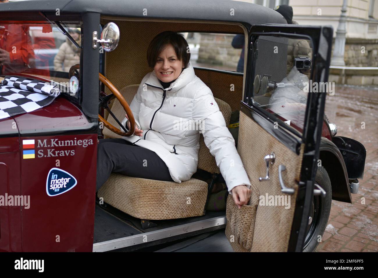 LEMBERG, UKRAINE - JANUAR 21, 2023 Uhr - Generalkonsul der Republik Polen in Lemberg Eliza Dzwonkiewicz posiert für ein Foto in der Kabine eines 1932 Peugeot 201 C aus der Garage der Familie Potocki, das die Ukraine beim 25. Jahrestag des Rallye Monte-Carlo Historique repräsentiert, das von einer ukrainischen Svitlana Kravs und A besetzt wird Pol Michal Kumiega, Lemberg, Westukraine. Stockfoto