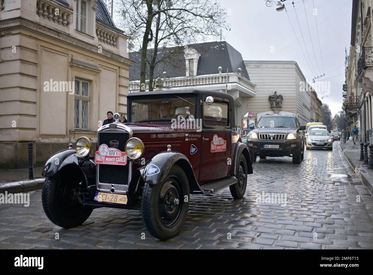 LEMBERG, UKRAINE - 21. JANUAR 2023 - Eine ukrainisch-polnische Crew startete von Lemberg nach Monte Carlo in einem Oldtimer, um an der Eröffnung des 25.-jährigen Rallye Monte-Carlo Historique teilzunehmen. Die Besatzung, bestehend aus einer ukrainischen Svitlana Kravs und einem Pole Michal Kumiega, plant, mehr als zweitausend Kilometer auf einem 1932 Peugeot 201 C von der Garage der Familie Potocki in Lemberg, Westukraine, zurückzulegen. Stockfoto