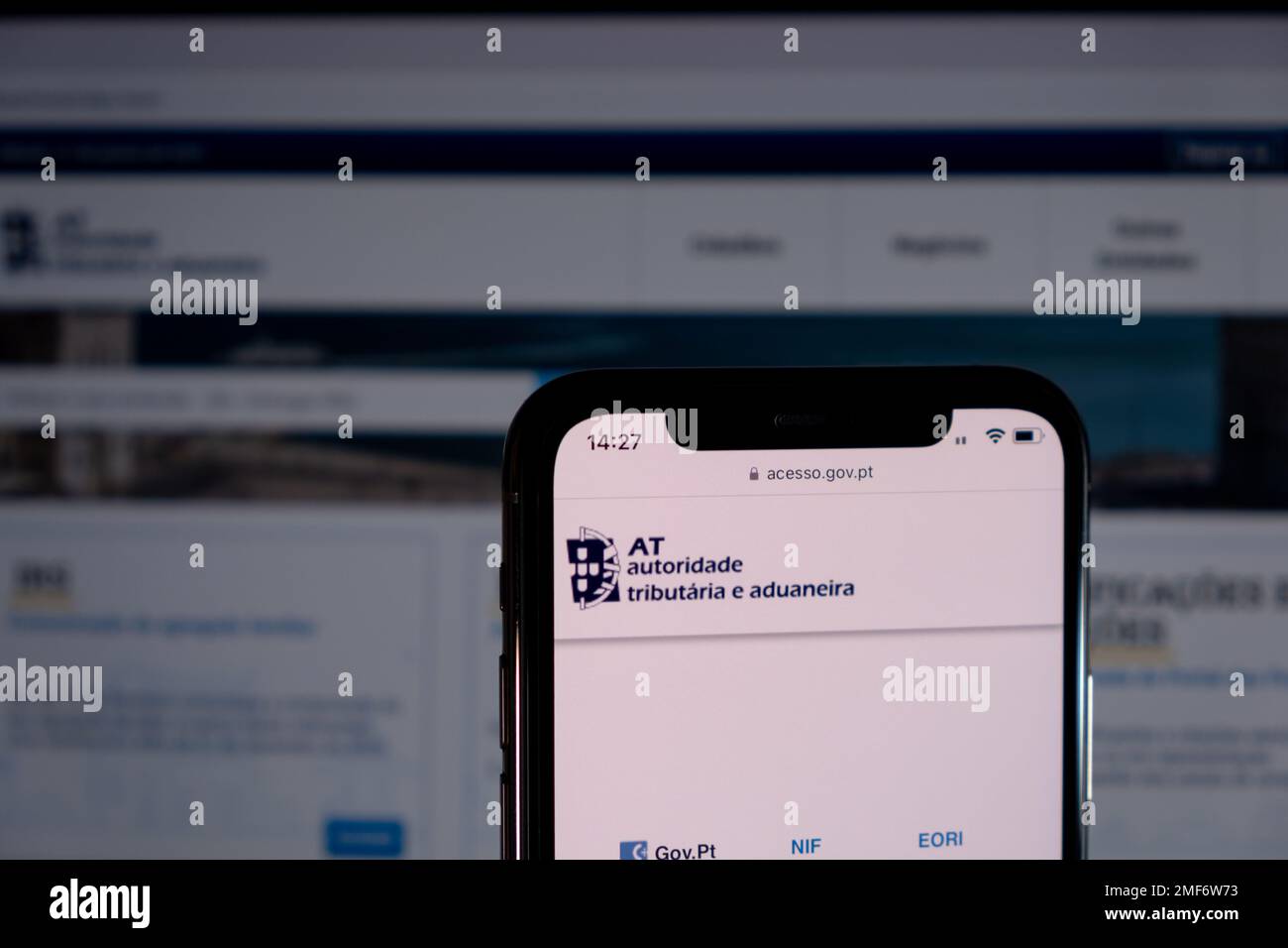 Azoren, Portugal - 21.01.2023: Contributor Hold Smartphone with Portuguese IRS“ AUF Autoridade Tributária e Aduaneira – Portal das Finances. Stockfoto