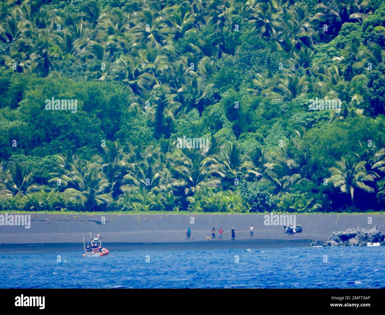 Ein 50-jähriger Mann wird am 17. August 2022 von der USCGC Myrtle Hazard (WPC 1139) Crew von Agrihan Island medizinisch evakuiert. Die Crew von Myrtle Hazard, die auf eine Anfrage des EOC-Teams in Saipan reagierte, übertrug den Mann erfolgreich zum Cutter und übertrug ihn weiter zu wartendem Saipan-EMS-Personal in gutem Zustand am 18. August. Stockfoto