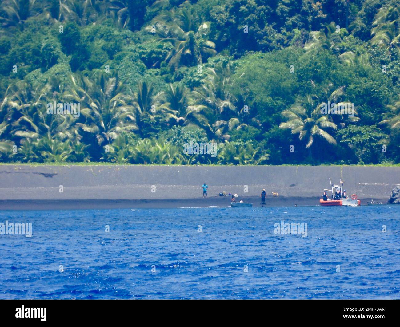 Ein 50-jähriger Mann wird am 17. August 2022 von der USCGC Myrtle Hazard (WPC 1139) Crew von Agrihan Island medizinisch evakuiert. Die Crew von Myrtle Hazard, die auf eine Anfrage des EOC-Teams in Saipan reagierte, übertrug den Mann erfolgreich zum Cutter und übertrug ihn weiter zu wartendem Saipan-EMS-Personal in gutem Zustand am 18. August. Stockfoto