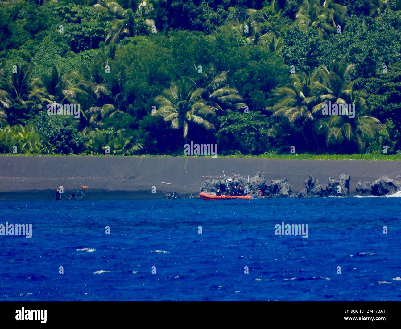 Ein 50-jähriger Mann wird am 17. August 2022 von der USCGC Myrtle Hazard (WPC 1139) Crew von Agrihan Island medizinisch evakuiert. Die Crew von Myrtle Hazard, die auf eine Anfrage des EOC-Teams in Saipan reagierte, übertrug den Mann erfolgreich zum Cutter und übertrug ihn weiter zu wartendem Saipan-EMS-Personal in gutem Zustand am 18. August. Stockfoto