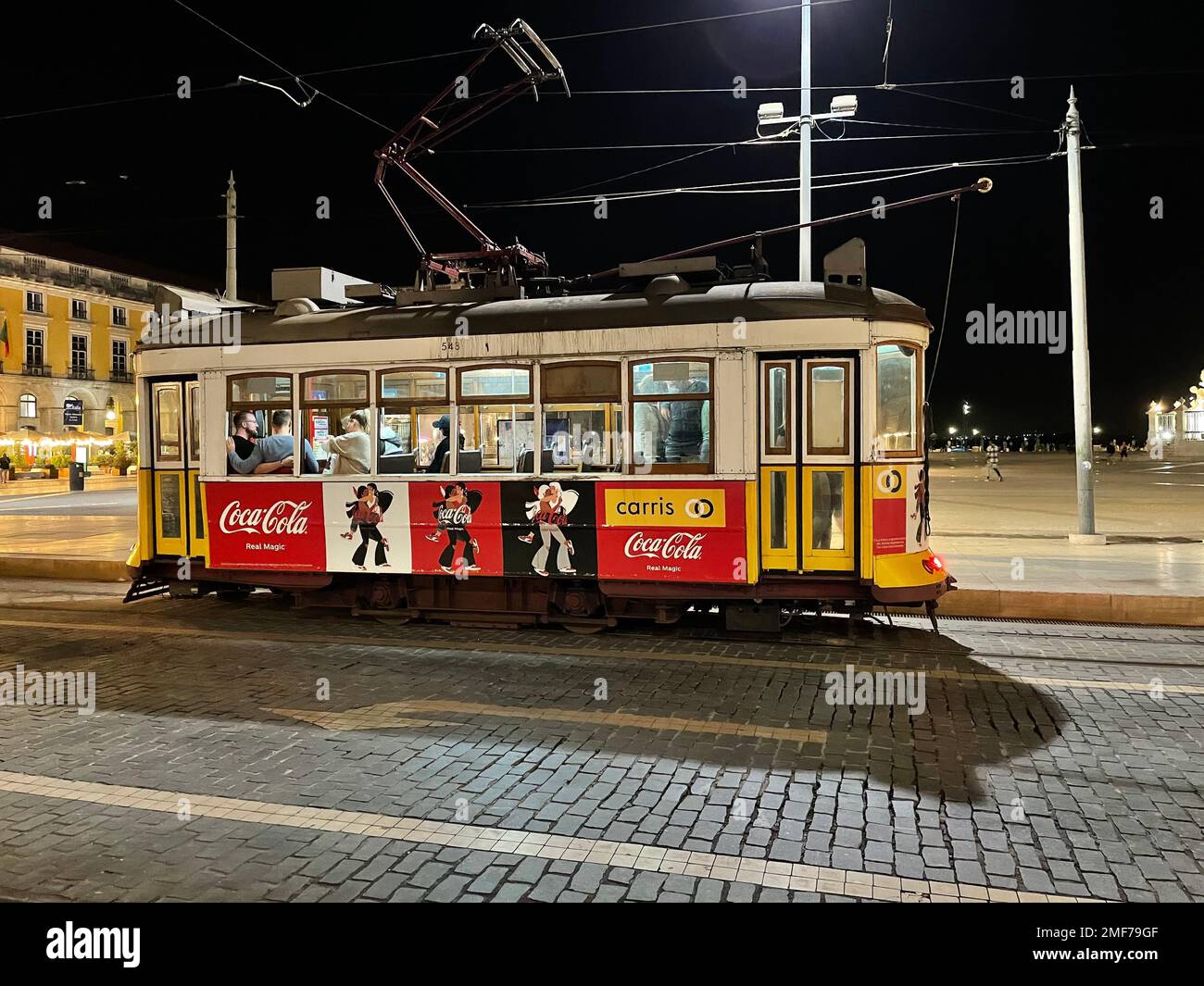 Die Straßenbahn Nr. 28 in Lissabon, die abends durch die Stadt fährt Stockfoto
