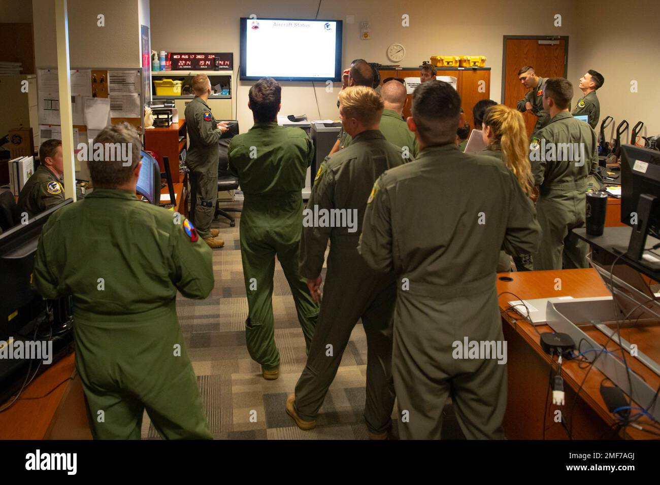 5. Bombenflügelflugbesatzungen werden über eine Bomber Task Force Mission auf dem Minot Air Force Base, North Dakota, am 17. August 2022 informiert. BTF-Missionen sind unser sichtbarstes Symbol für Sicherheit und Engagement für unsere Verbündeten. Stockfoto