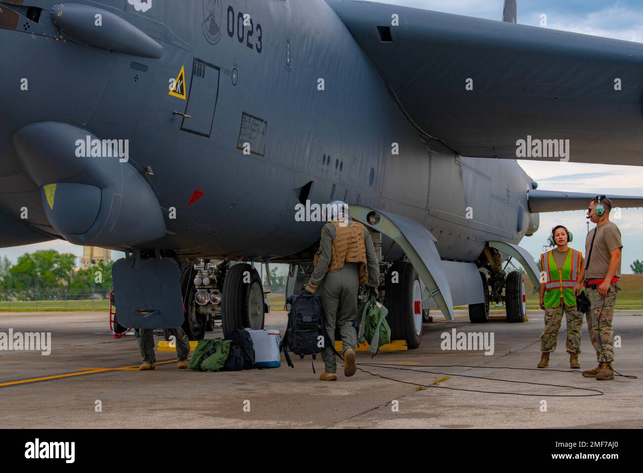 5. Bombenflügelpiloten gehen an Bord der B-52H Stratofortress für eine bevorstehende Bomber Task Force Mission am Minot Air Force Base, North Dakota, 17. August 2022. Die BTF wurde mit Partnern und Verbündeten integriert, um die Fähigkeit des Bombers zu demonstrieren, über große Entfernungen zu operieren. Stockfoto
