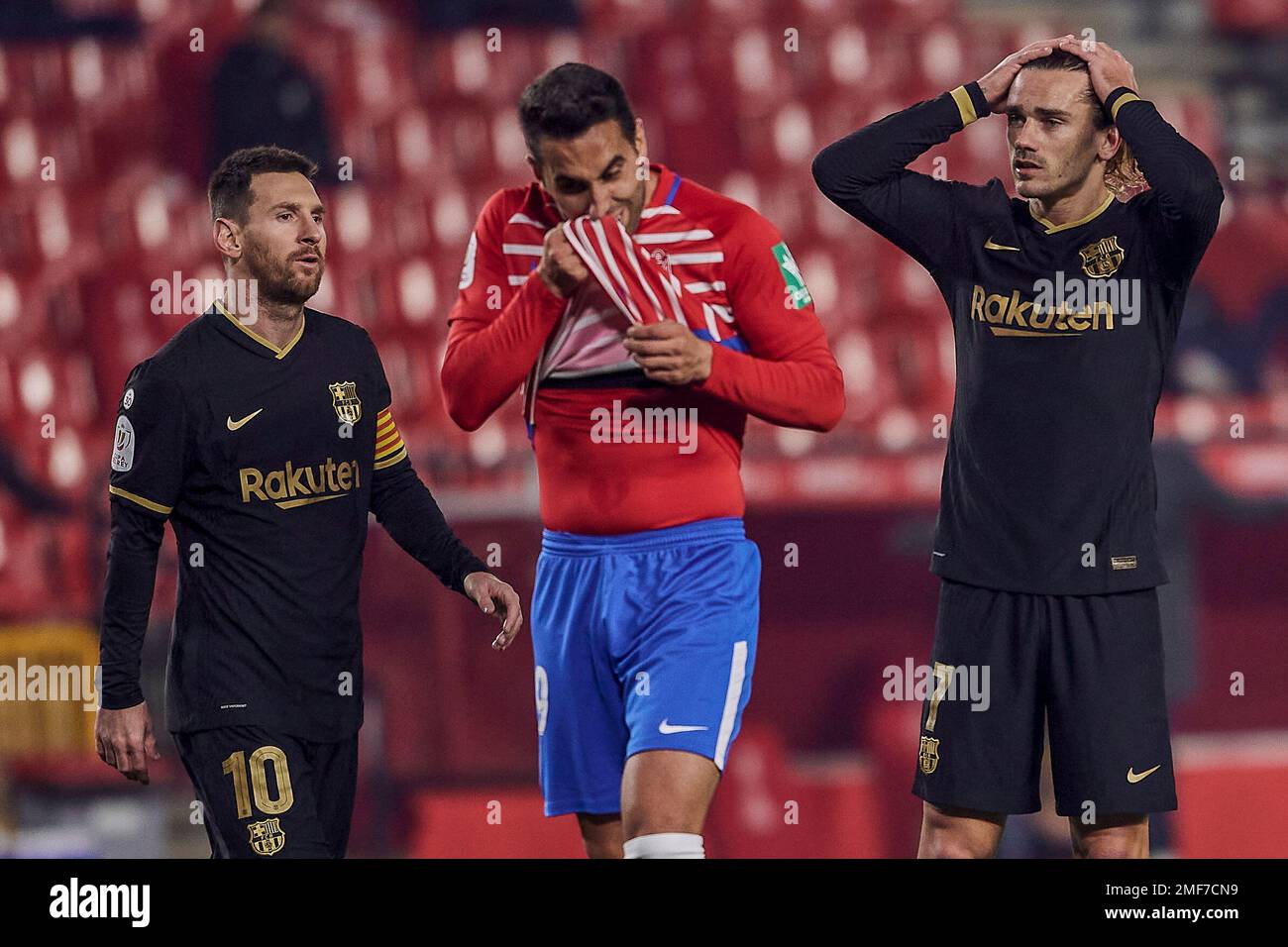 Barcelona's Antoine Griezmann, right, reacts next to Barcelona's Lionel Messi, left, during a Spanish Copa del Rey quarter finals soccer match between Granada and FC Barcelona at the Los Carmenes stadium in Granada, Spain, Wednesday, Feb. 3, 2021. (AP Photo) Stockfoto