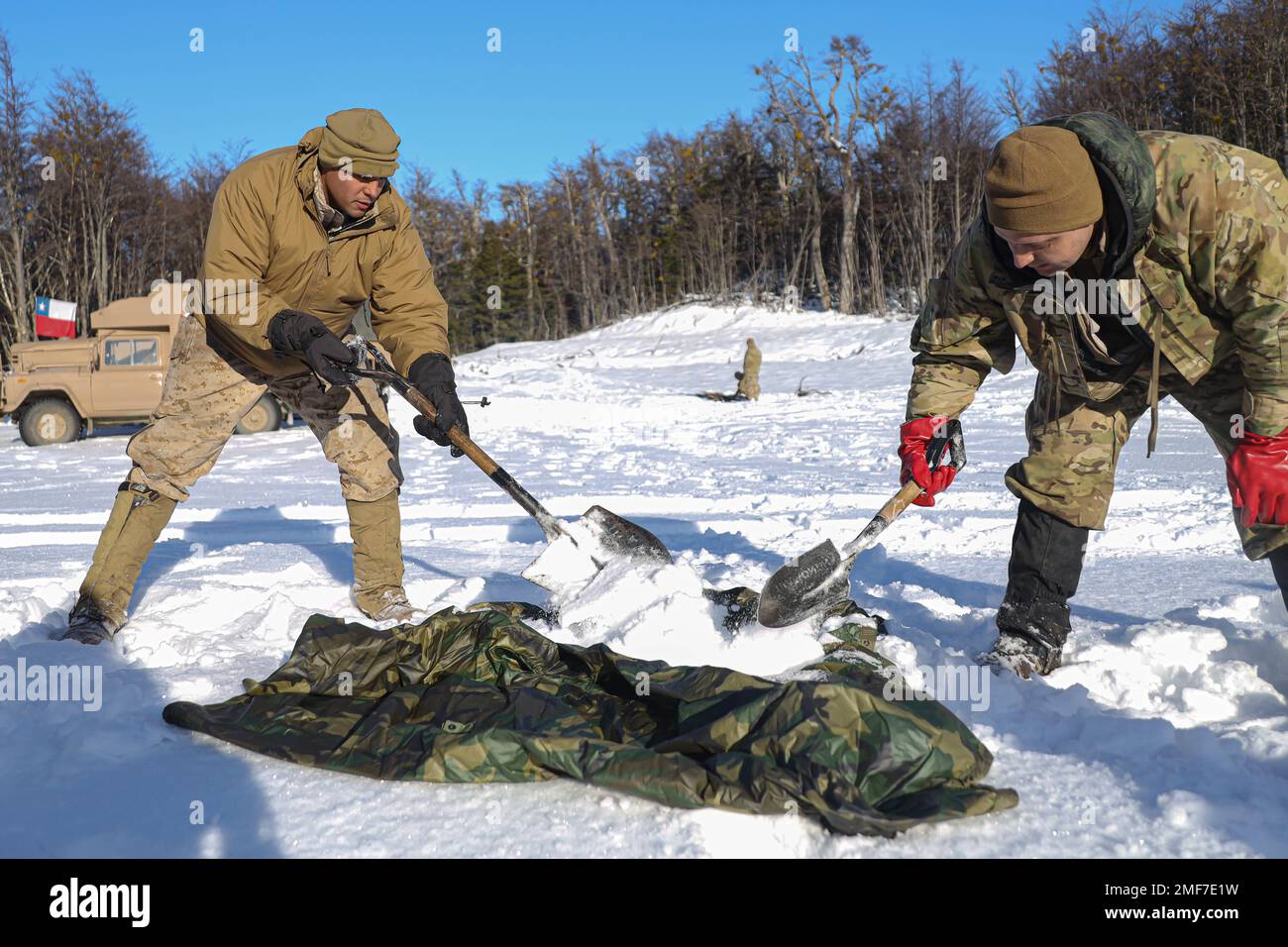 USA Marinekorps Sgt. Armando Valencia Jr. mit 2. Bataillon, 1. Marineregiment, 1. Marine Division, bildet einen Eisblock für ein Iglu zusammen mit einem chilenischen Marine während eines beidseitigen Übungstrainings zum Überleben bei kaltem Wetter in Punta Arenas, Chile, 17. August 2022. Während dieses Trainings haben die Marines ihre Ausbildung in geeigneten Techniken zur Beschaffung von Nahrung, Wasser und Unterkünften in zahlreichen kalten Wetterumgebungen vorangetrieben. Der Schulungsaustausch in Südamerika bietet außerplanmäßige Schulungen für US-Streitkräfte an und stärkt gleichzeitig unsere Partnerschaft und die allgemeine Interoperabilität mit regionalen Partnern. Stockfoto