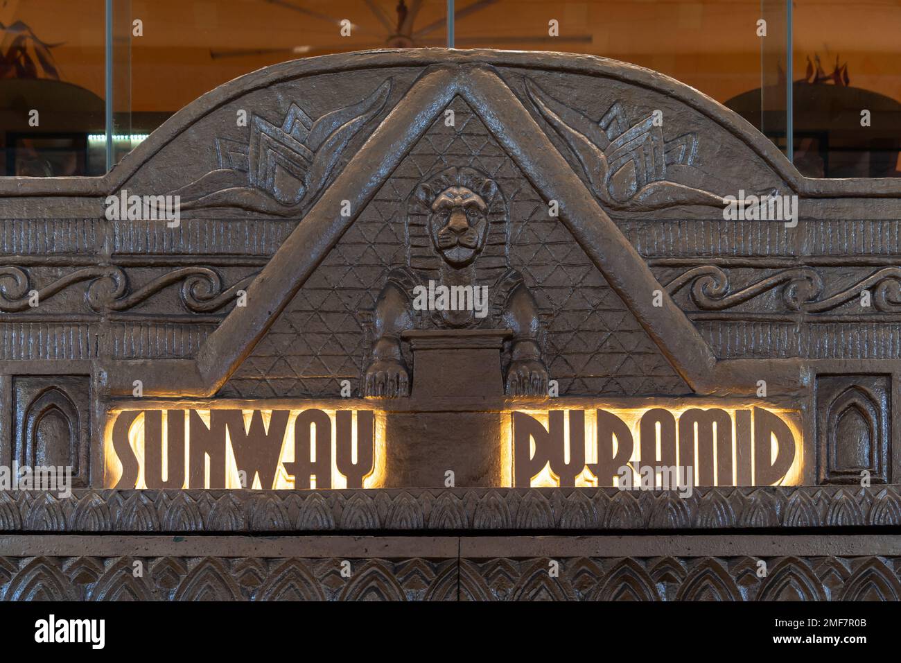 Selangor, Malaysia - Dez 4,2022 : Nahaufnahme der Beschilderung der Sunway Pyramid am Eingang des Einkaufszentrums Sunway Pyramid. Stockfoto