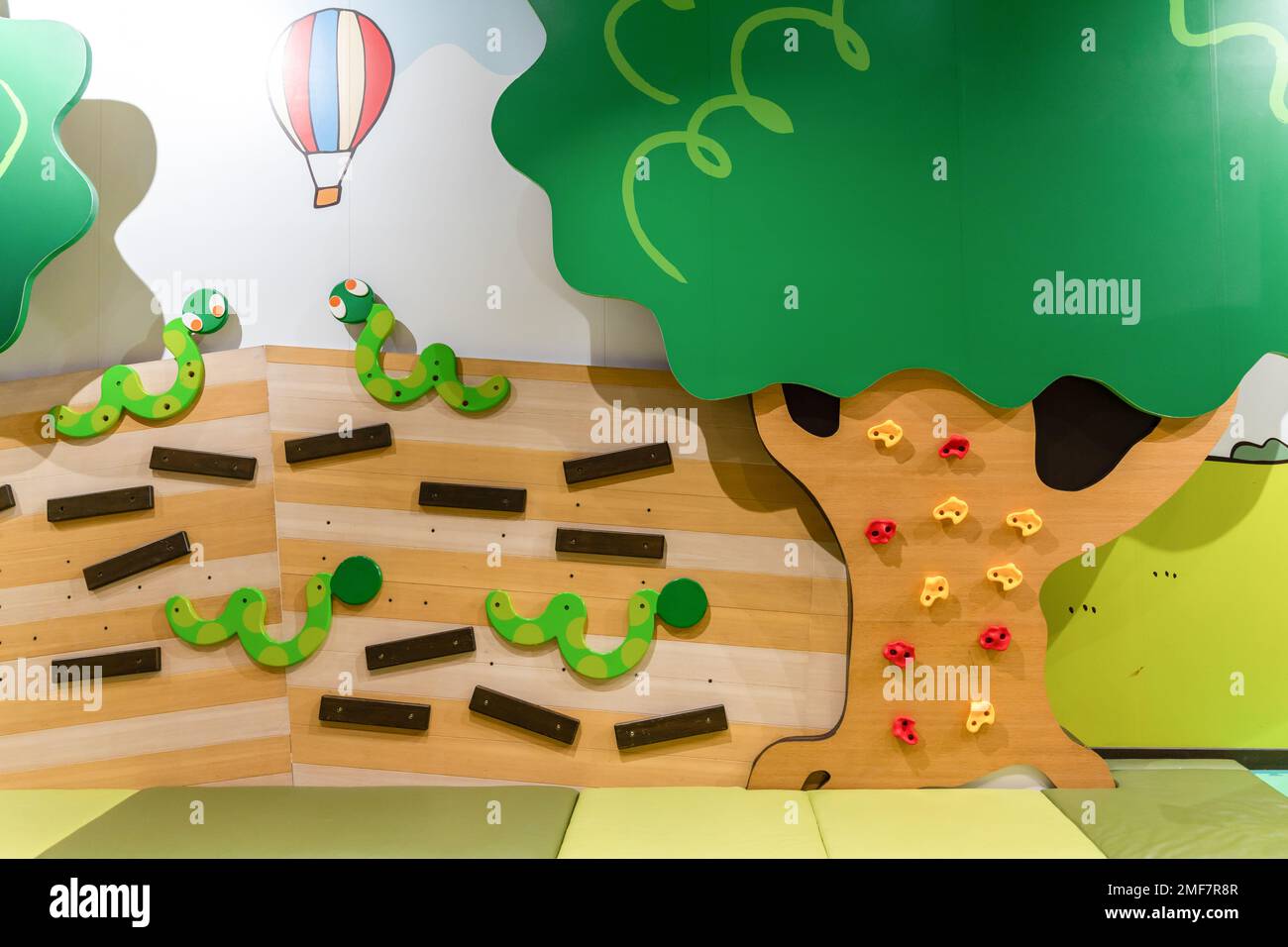 Kinder klettern im Vergnügungspark auf eine Mauer. Stockfoto