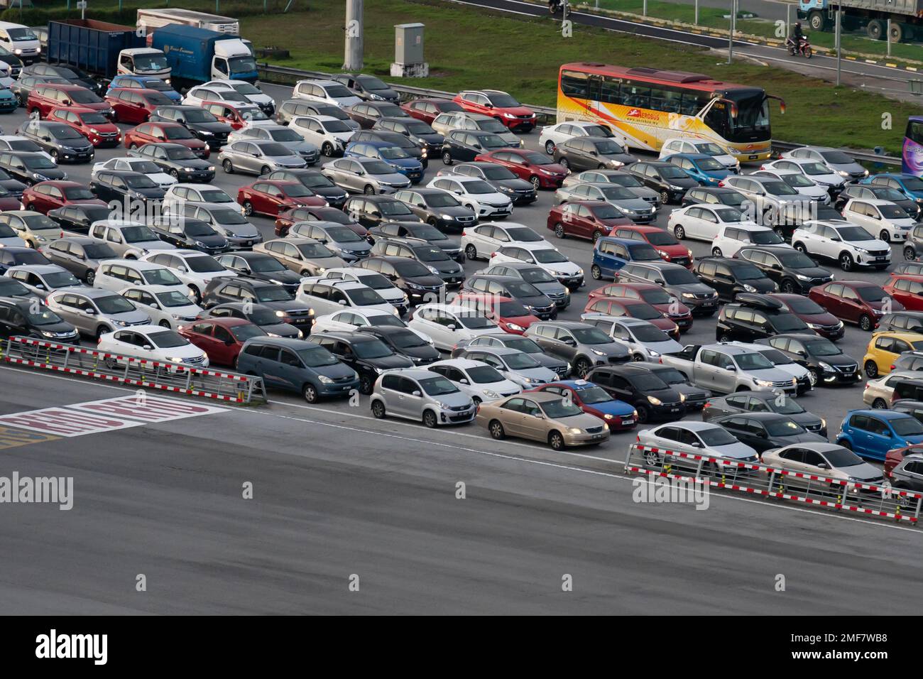 Kuala Lumpur, Malaysia - Dezember 4,2022 : Blick aus der Vogelperspektive auf den Stau während der Hauptverkehrszeit in Malaysia. Stockfoto