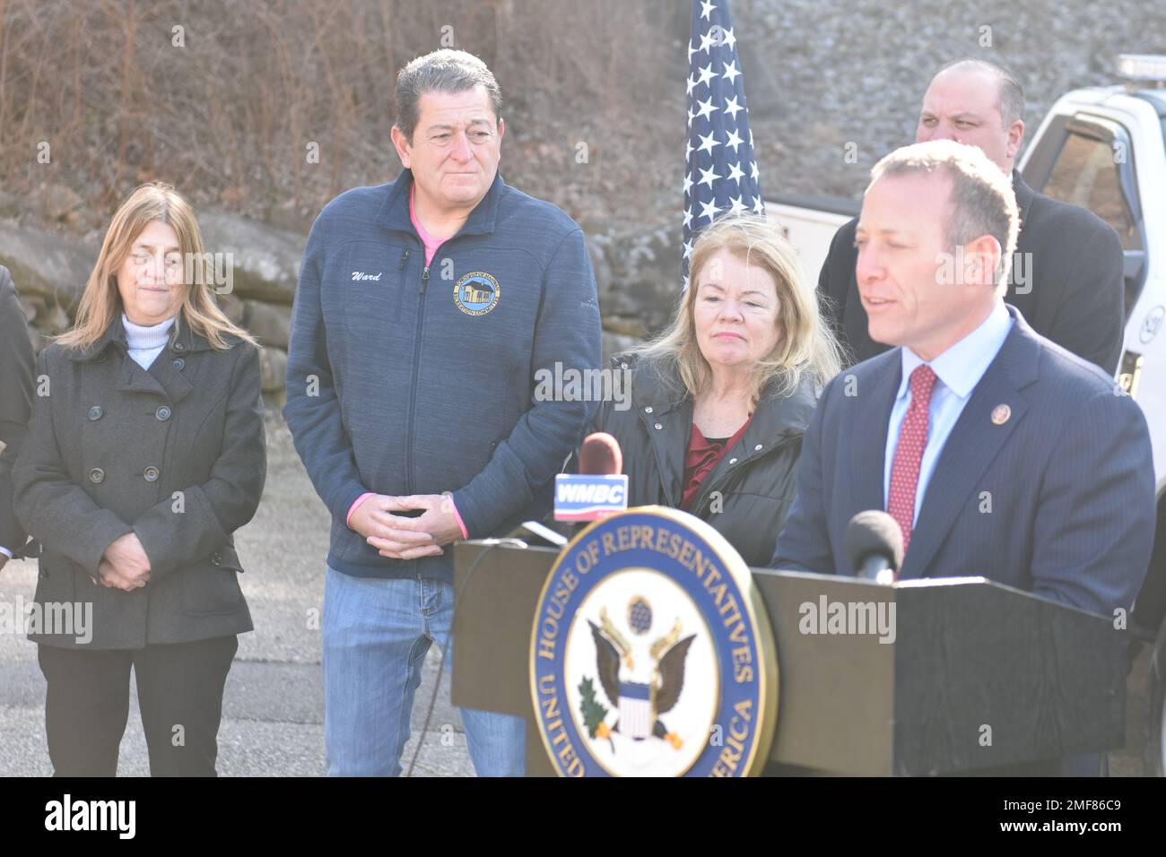 Der US-Kongressabgeordnete Josh Gottheimer (D-NJ) kündigt auf einer Pressekonferenz in New Jersey neue staatliche Investitionen an, die Mahwah zur Verbesserung der Wasseraufbereitung zurückgekratzt wurden. Der Kongressabgeordnete der Vereinigten Staaten Josh Gottheimer (D-NJ) kündigte den „Lower Tax Tuesday“ mit einer neuen, parteiübergreifenden Bundesinvestition von $800.000 Dollar an, die erfolgreich von Washington nach Mahwah zurückgeholt wurde, um ein neues und verbessertes Filtrationssystem zu errichten. Diese neue Investition wird Mahwah dabei helfen, die aktualisierten staatlichen Standards für sauberes Trinkwasser zu erfüllen und Familien vor den als PFAS bekannten Chemikalien zu schützen. (Foto: Kyle Mazza/SOPA Images/Sipa USA) Stockfoto