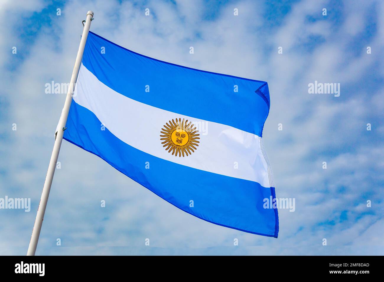 Staatsflagge der Argentinischen Republik, die im Wind mit blauem Himmelshintergrund fließt. Stockfoto