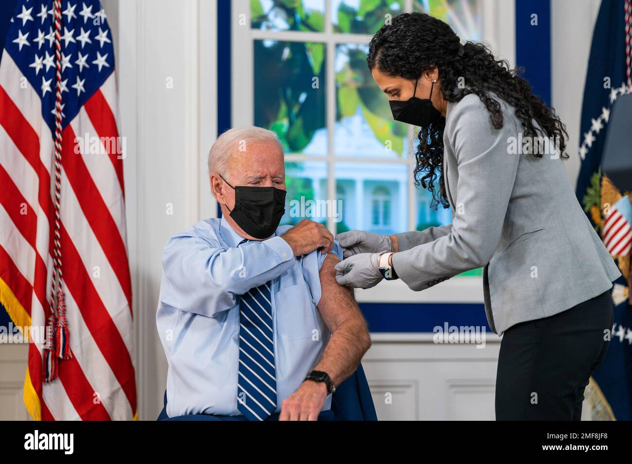 Bericht: Präsident Joe Biden erhält am Montag, den 27. September 2021, eine COVID-19-Auffrischungsimpfung im South Court Auditorium des Verwaltungsgebäudes Eisenhower im Weißen Haus Stockfoto