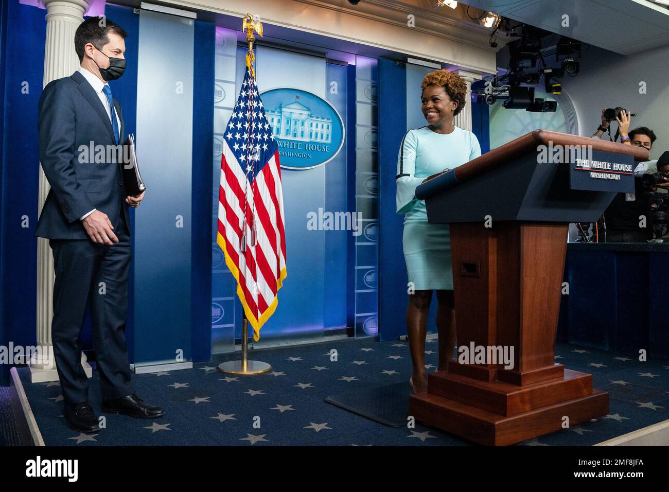 Reportage: Leitende stellvertretende Pressesprecherin des Weißen Hauses Karine Jean-Pierre US und Verkehrsminister Pete Buttigieg nahmen am Montag, den 8. November 2021 an einer Pressekonferenz im Presseinformationsraum des Weißen Hauses von James S. Brady Teil. Stockfoto