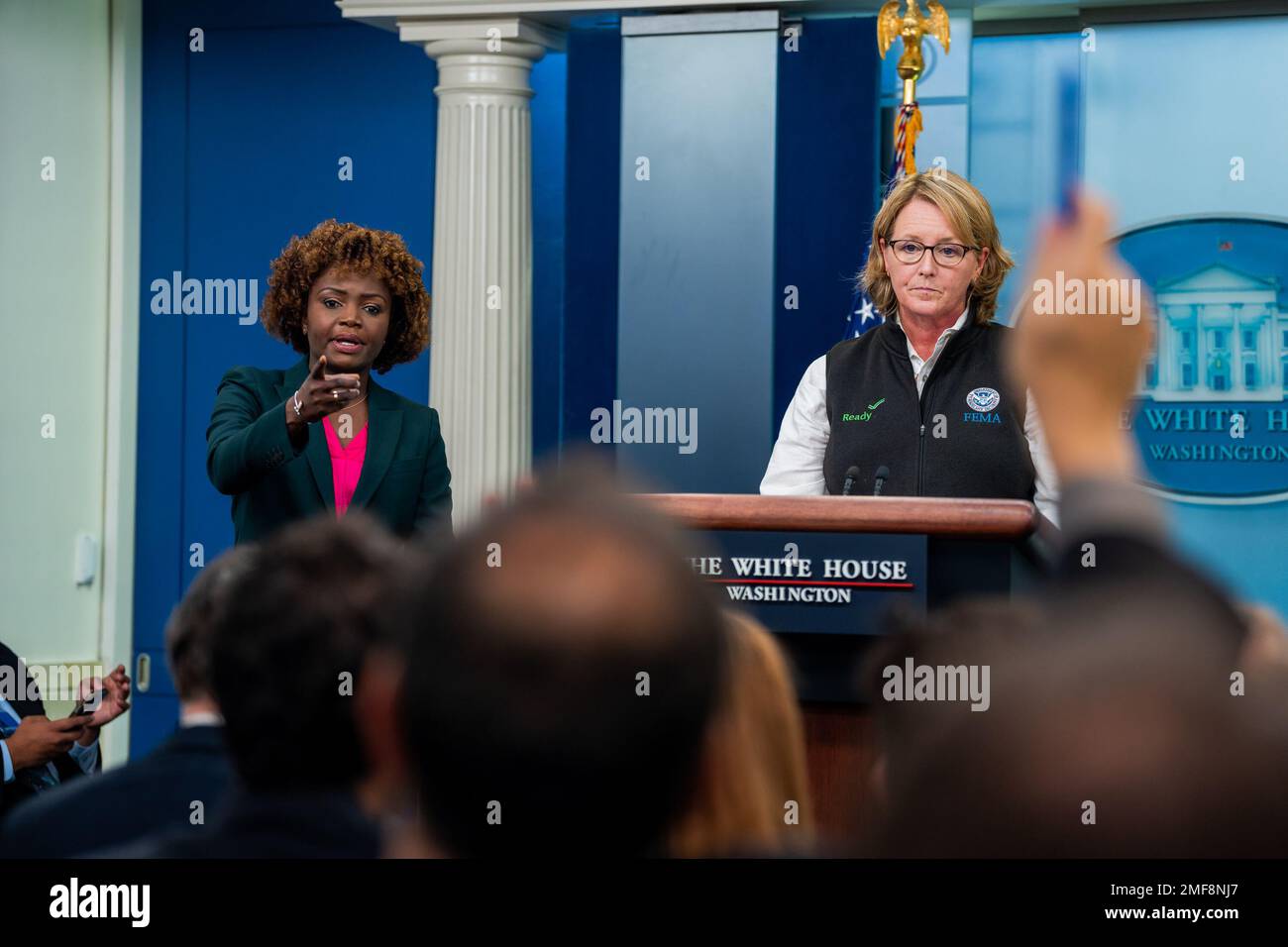 Reportage: Pressesprecherin Karine Jean-Pierre, zusammen mit FEMA-Verwaltungsrätin Deanne Criswell, hält am Dienstag, den 27. September 2022, ein Pressebriefing ab Stockfoto