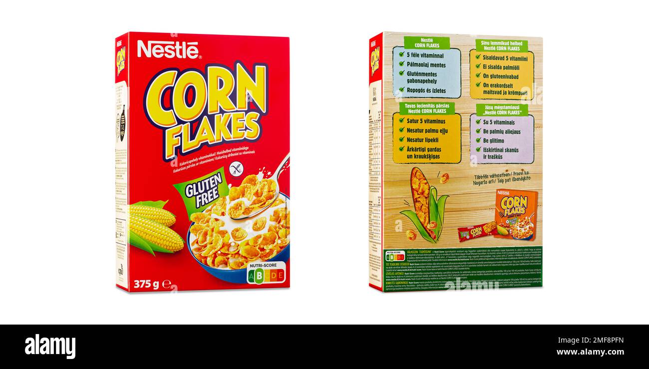 Tallinn, Estland - Januar 2023. Nestle Corn Flakes Frühstückscerealien. Rote Schachtel mit beliebten Frühstücksflocken. Stockfoto