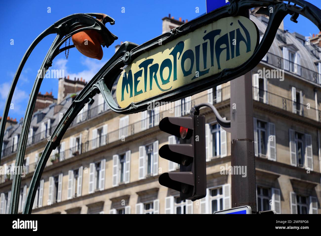 Pariser U-Bahn-Schild im Jugendstil am Eingang einer U-Bahn-Station. Paris, Frankreich Stockfoto