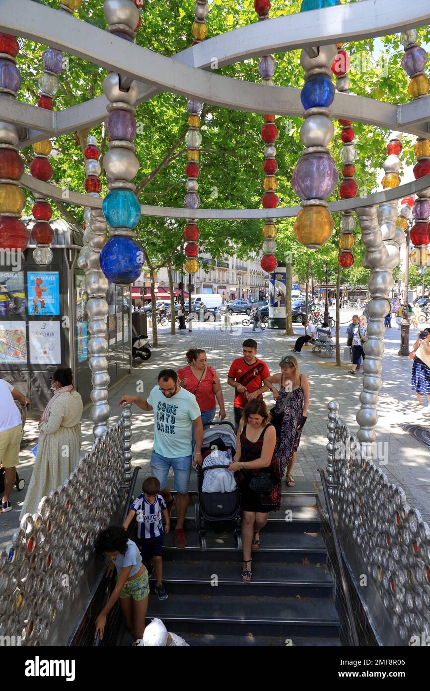 Kiosque des Noctambules U-Bahn-Eingang Palais Royal-Musee du Louvre entworfen von Jean Michel Othoniel am Place Colette. Paris. Frankreich Stockfoto