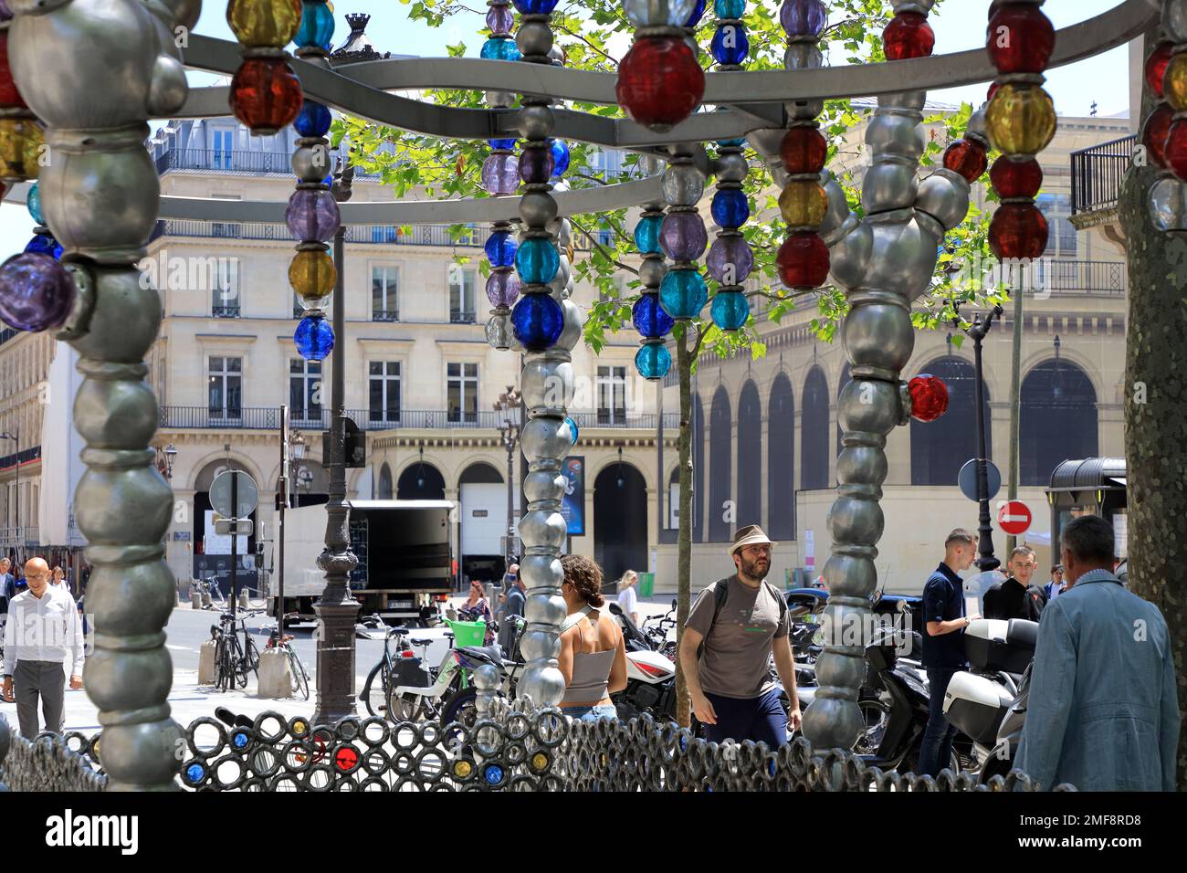 Ein geschlossener Blick auf Kiosque des Noctambules der Palais Royal-Musee du Louvre U-Bahn Eingang entworfen von Jean Michel Othoniel am Place Colette. Paris. Frankreich Stockfoto