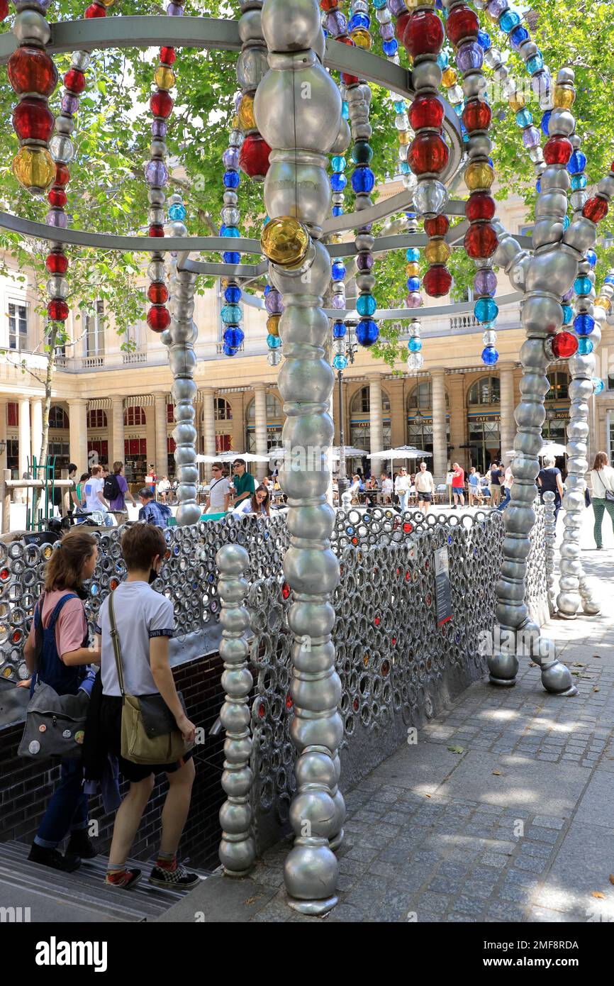 Kiosque des Noctambules U-Bahn-Eingang Palais Royal-Musee du Louvre entworfen von Jean Michel Othoniel am Place Colette. Paris. Frankreich Stockfoto